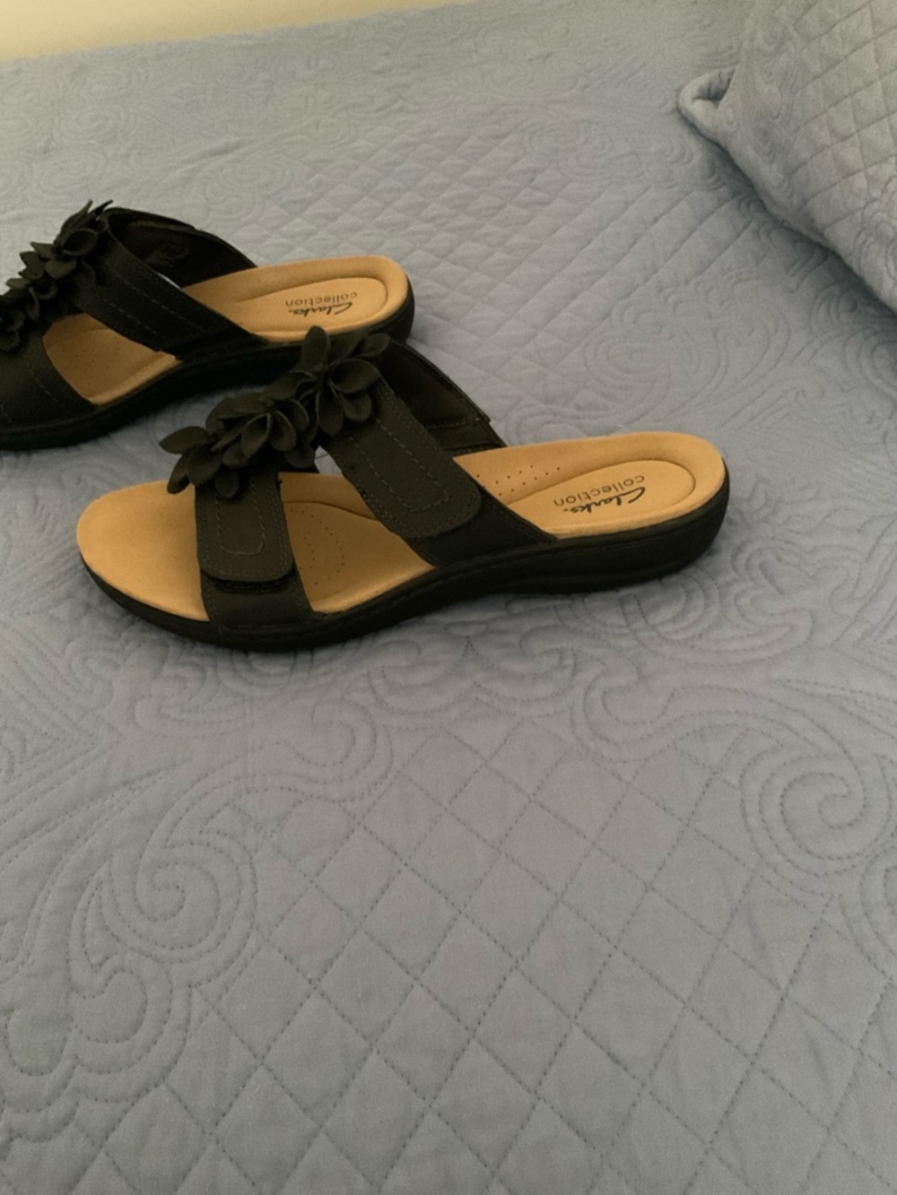Clarks Black Floral Slide Sandals with Tan Footbed - Picture 5 of 6